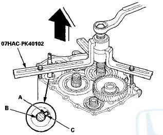 7. Install the housing puller over the mainshaft, then